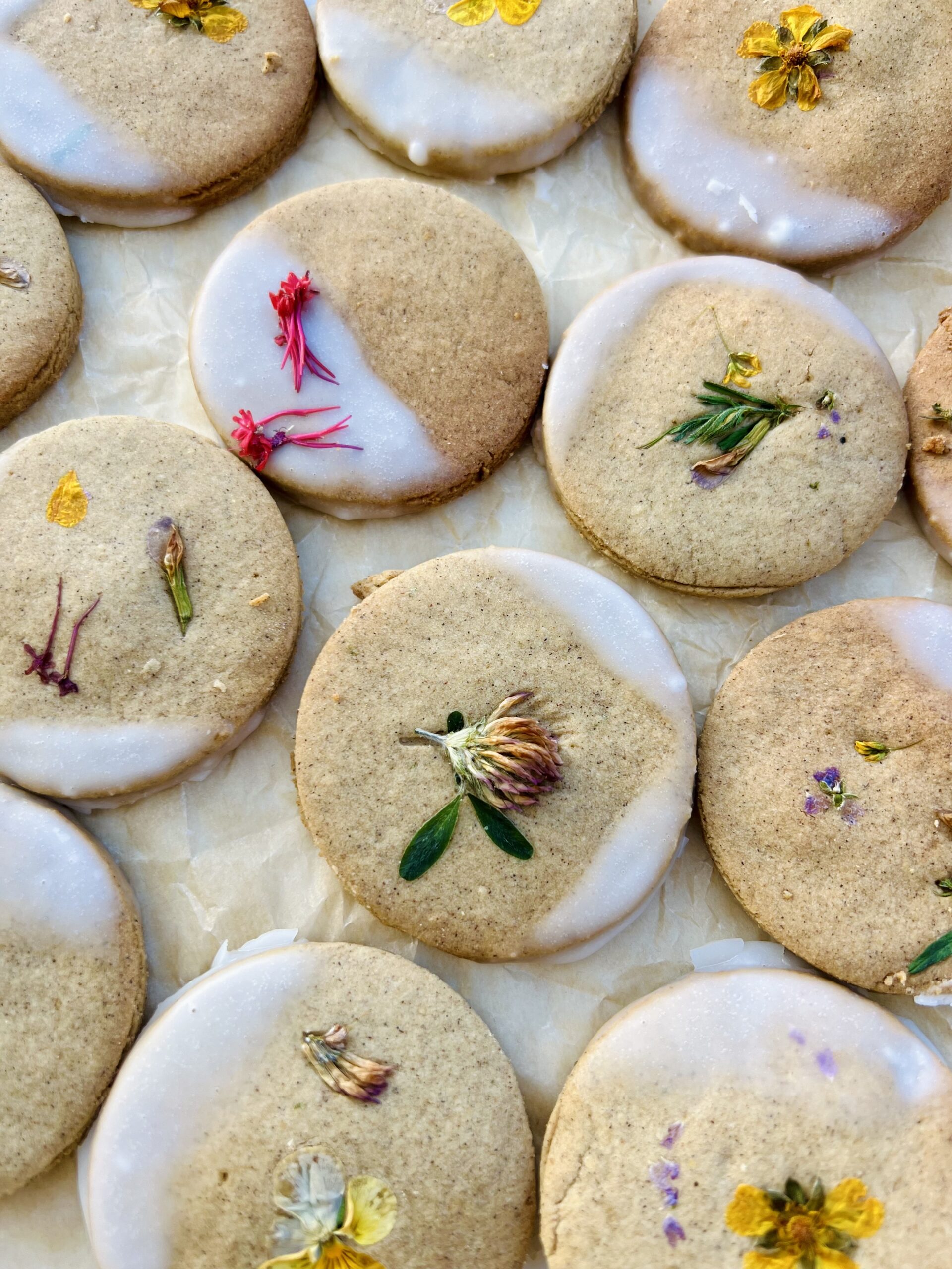 Fleurs comestibles et légumes colorés pour atelier de cuisine végétale en entreprise