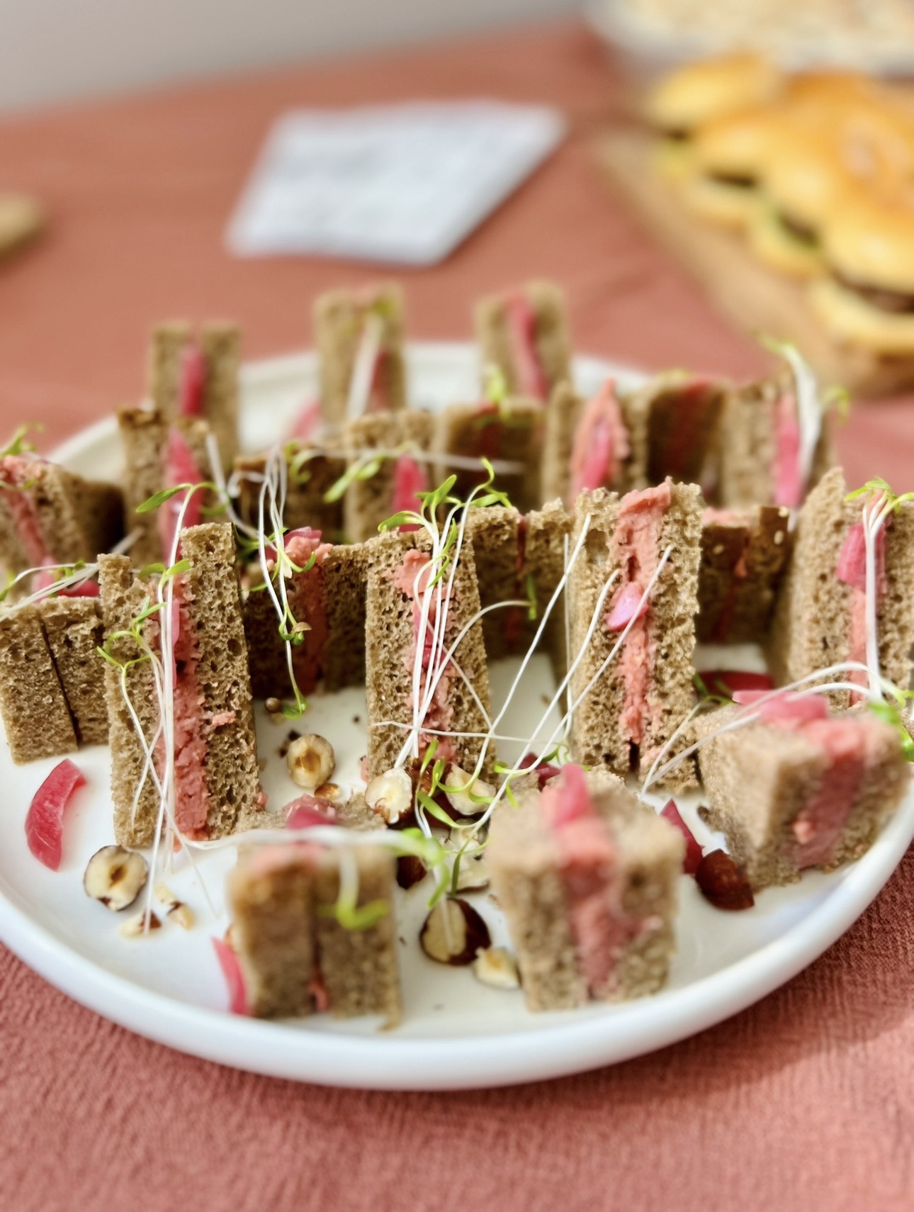 Plat végétarien de saison dressé par Christelle, cheffe nomade en Drôme