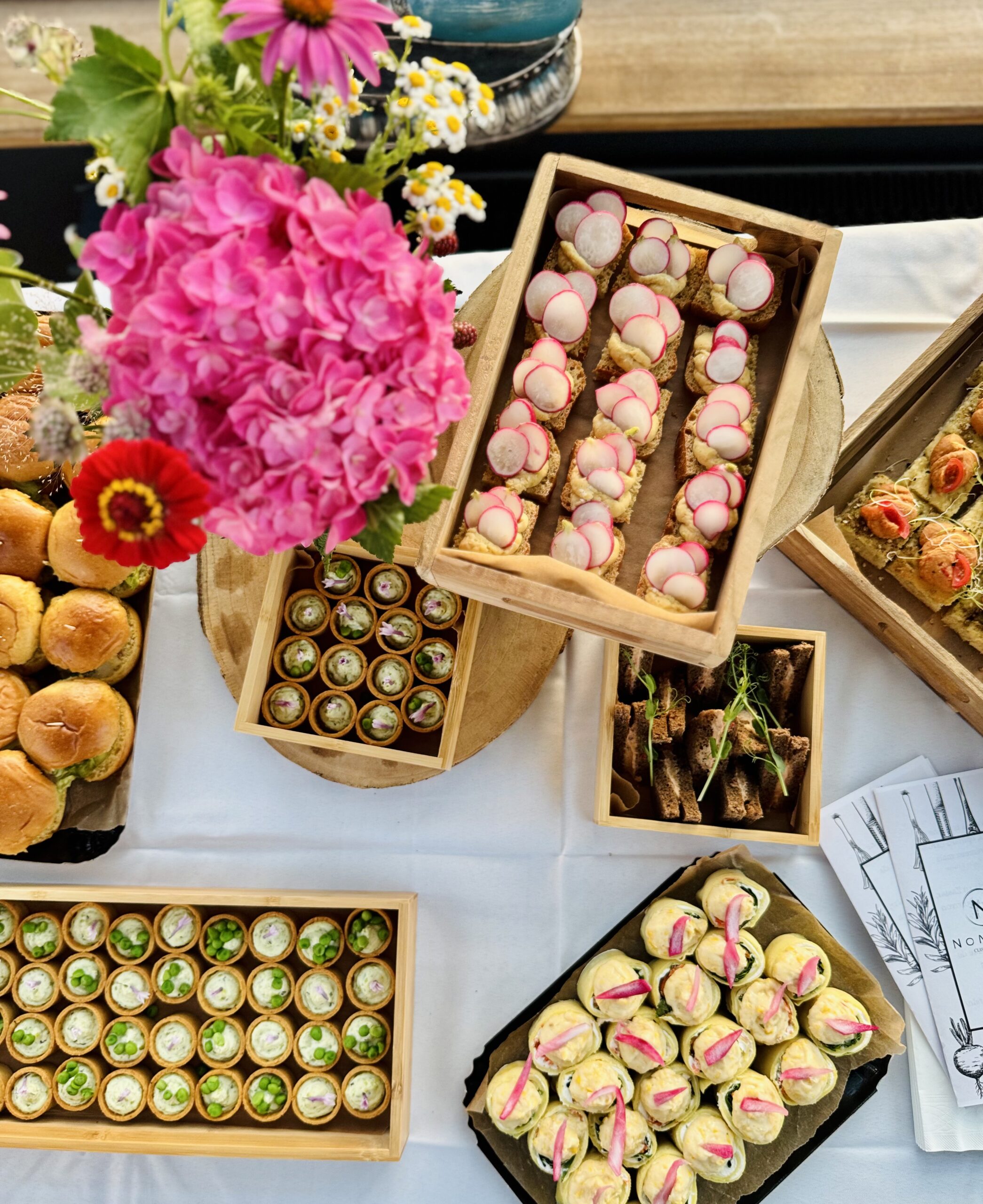 Buffet végétal coloré pour événementiel d'entreprise