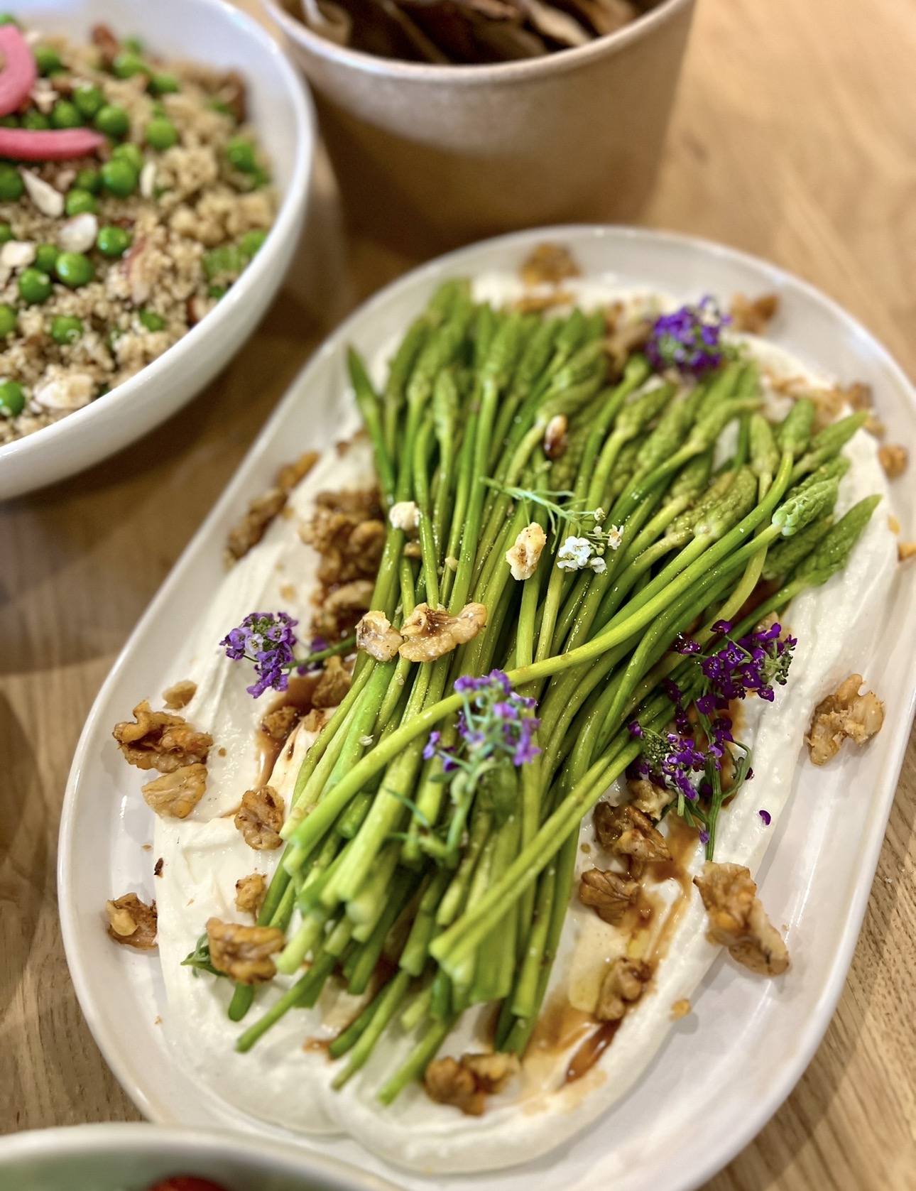 Plateau repas post-partum livré à domicile, cuisine végétale réconfortante